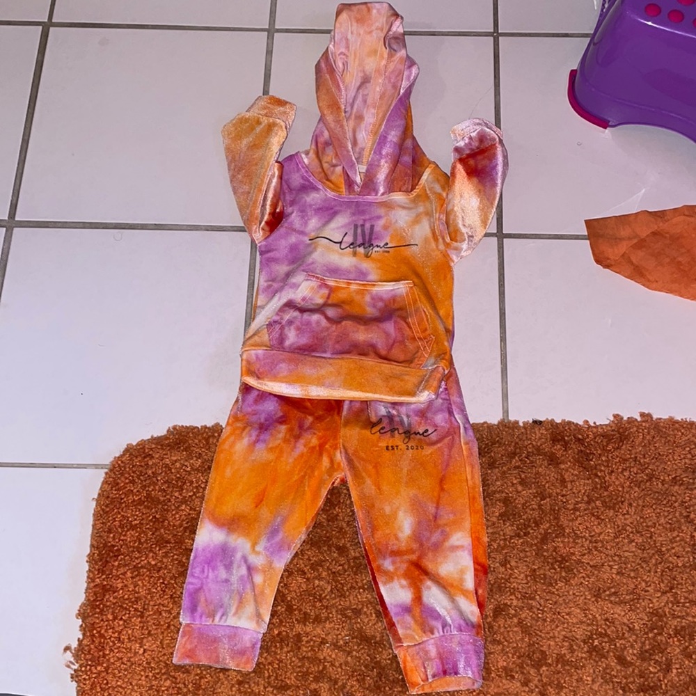 Valore jogging suit